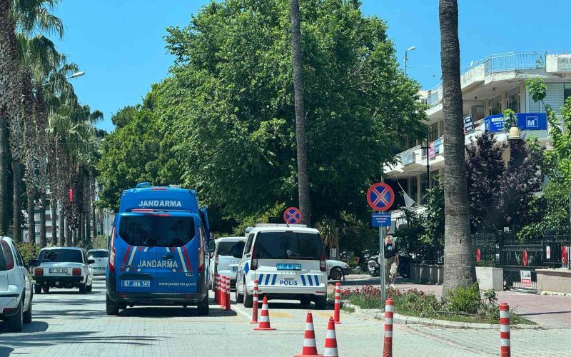 Başkasının kimliğini kullanan sürücü, 3 düzensiz göçmenle yakalandı