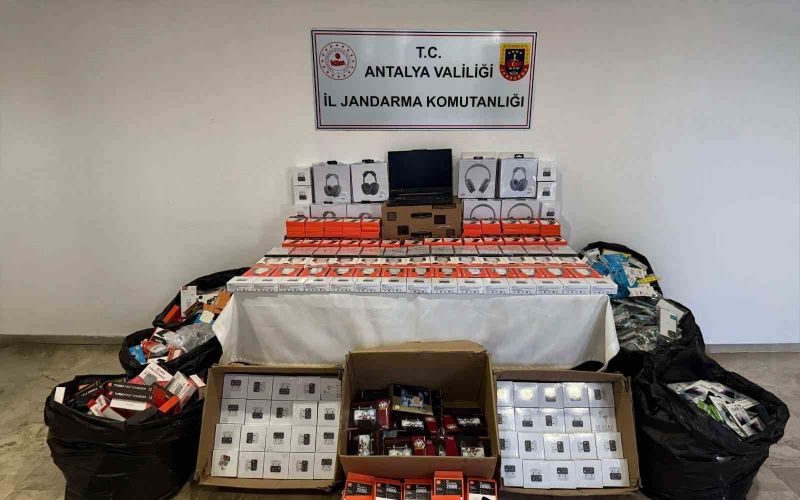 Antalya’da telefon aksesuarı operasyonunda binlerce ürün ele geçirildi