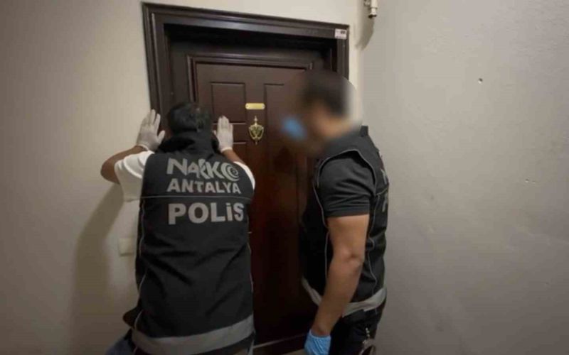 Antalya’da 21,5 kilo skunk ele geçirildi, operasyon kameraya yansıdı