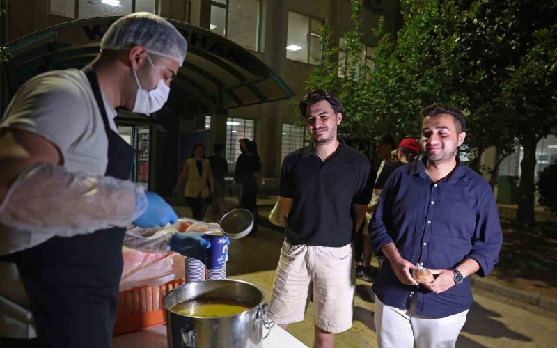 Antalya Büyükşehir Belediyesi’nden final haftasında öğrencilere çorba ikramı
