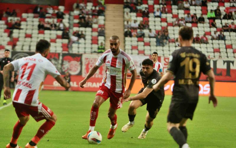 Trendyol Süper Lig: Antalyaspor: 0 - Trabzonspor: 0 (İlk yarı)
