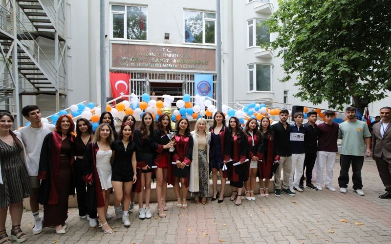 AÜ Sağlık Hizmetleri MYO öğrencileri mezun oldu
