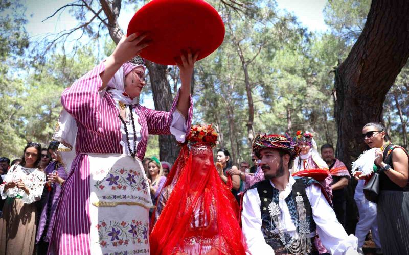 4. Uluslararası Yörük Türkmen Festivali’nde genç çifte yörük gelenekleriyle kına töreni
