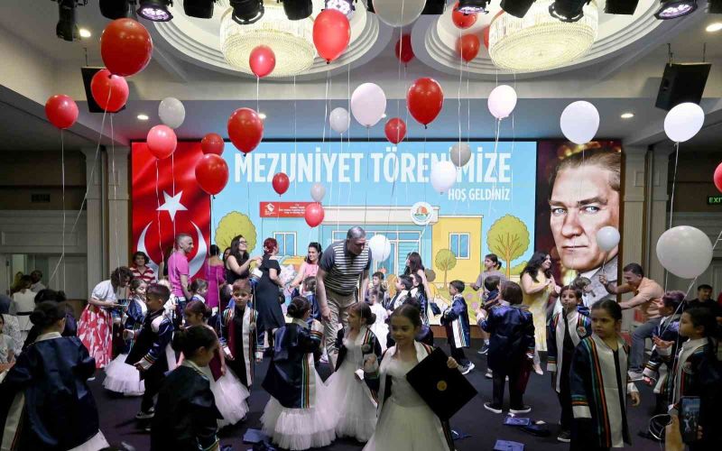 Antalya OSB’nin minikleri mezuniyet sevincini kep atarak kutladı
