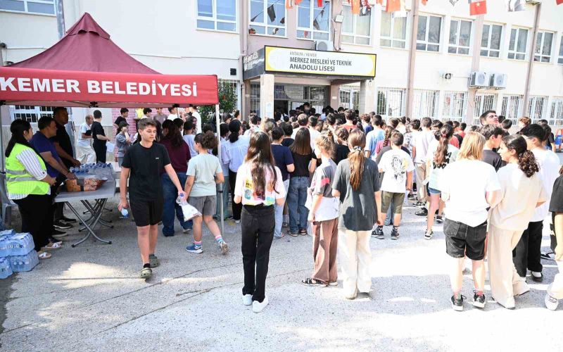 Kemer Belediyesinden LGS’ye giren öğrencilere su ve şeker
