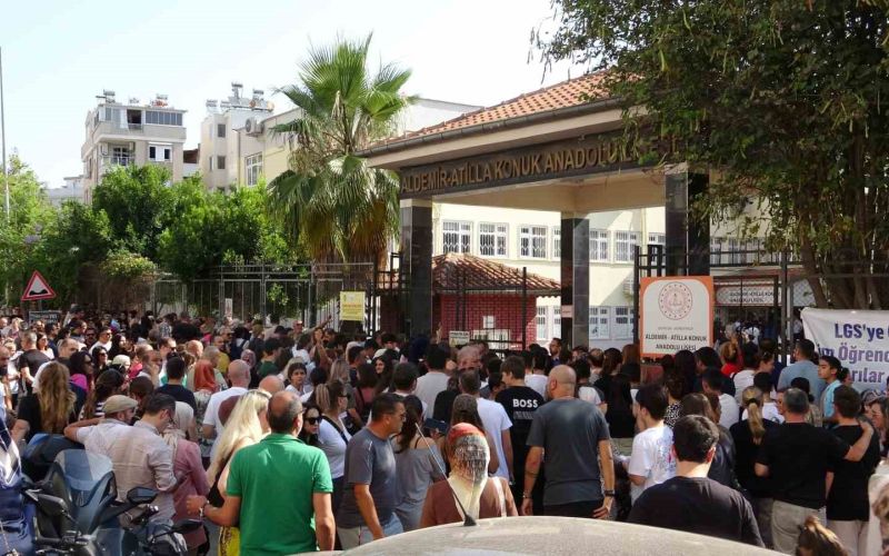 Antalya’da LGS sınavı öğrenciler kadar velileri de heyecanlandırdı
