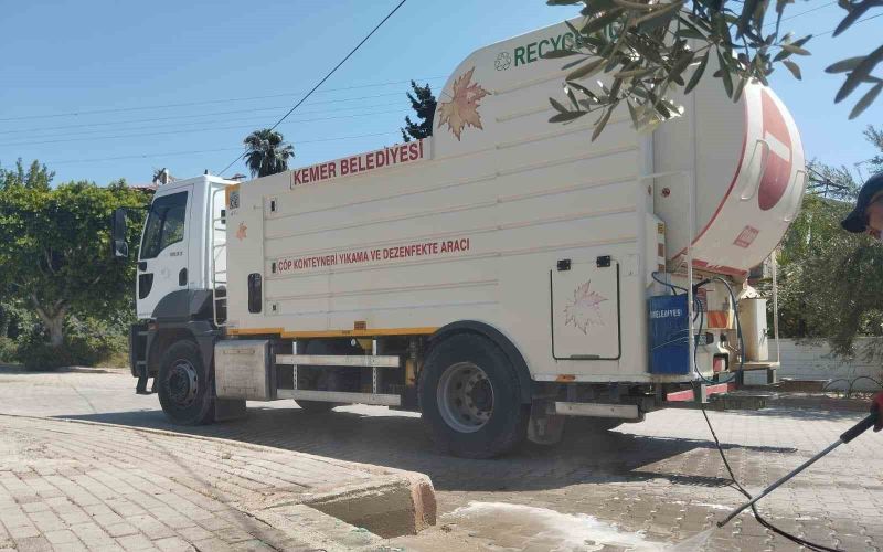 Kemer’de çöp konteynerleri dezenfekte ediliyor
