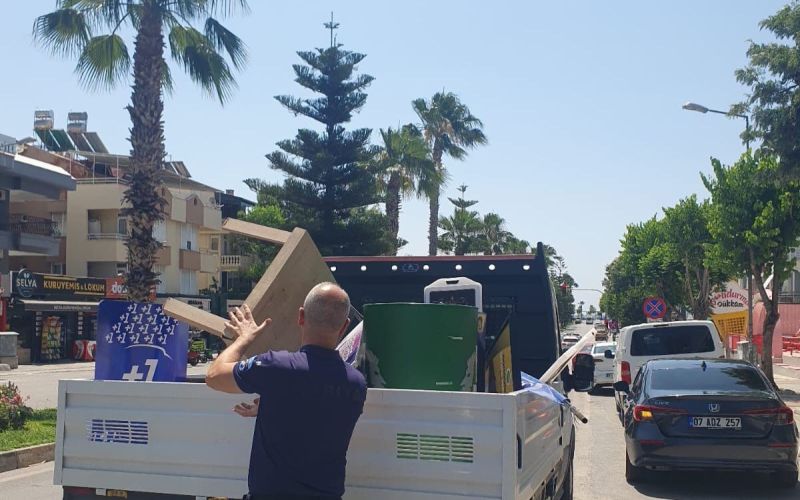 Konyaaltı’nda kaldırım işgaline geçit yok
