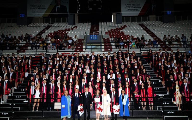 AÜ’de 289 hekim coşkuyla mezun oldu
