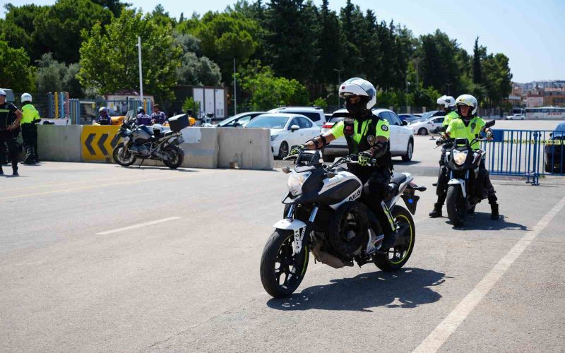 Antalya’da motosikletli polis timlerine güvenli sürüş eğitimi
