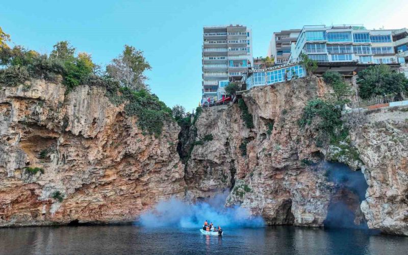 Antalya’da denizden ve karadan haşerelerle mücadele başlatıldı
