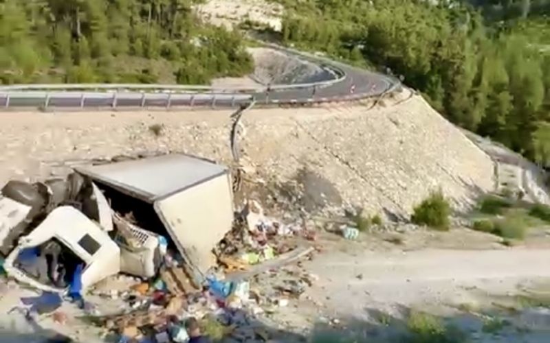 Antalya’da yoldan çıkan kamyon boş alana yuvarlandı: Sürücüsü ağır yaralandı
