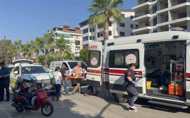Gazipaşa’da motosiklet devrildi, baba-kız yaralandı
