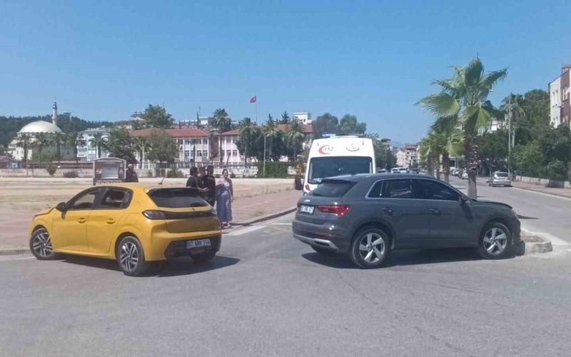 Manavgat’ta otomobiller çarpıştı: 2 yaralı
