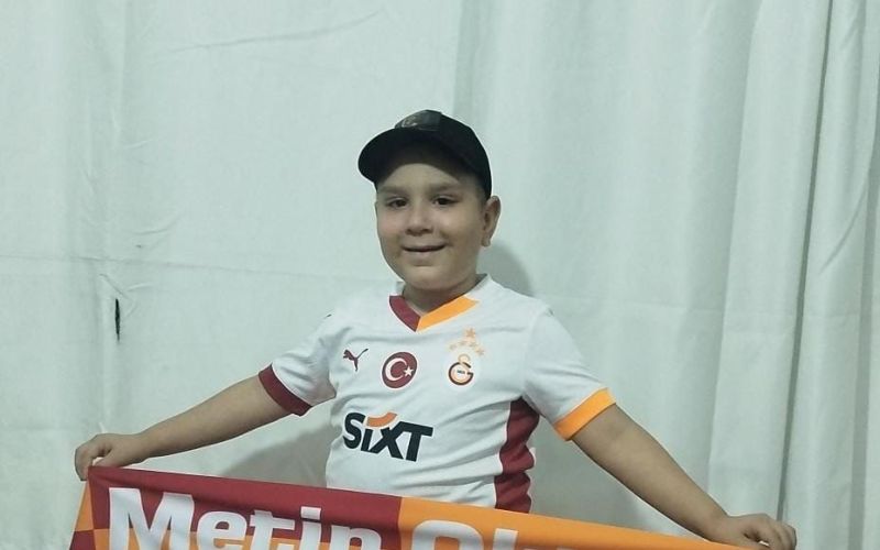 Lösemi hastası minik Mustafa’nın Galatasaray formasıyla hayali gerçekleşti
