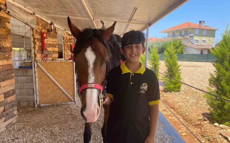 Karnesini almaya okula atıyla geldi, gören gözlerine inanamadı
