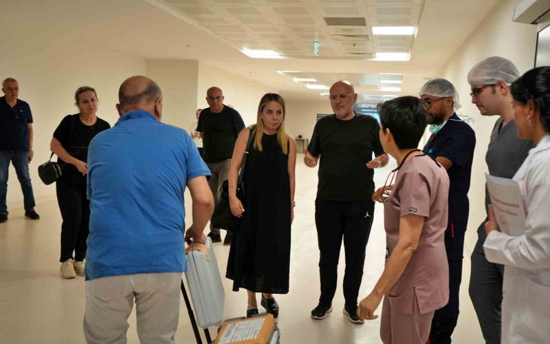 Darp sonucu hayatını kaybeden oğlunun bağışlanan kalbini, dua ederek uğurladı
