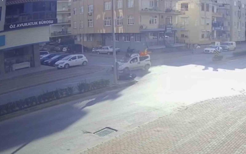 Hafif ticari araçla çarpışan motosiklet sürücüsü ve yolcu ölümden döndü
