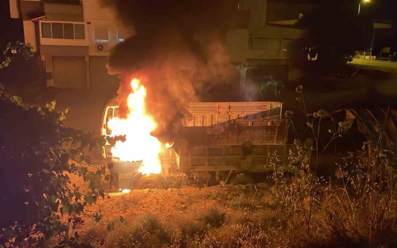 Gazipaşa’da park halindeki kamyon alev alev yandı
