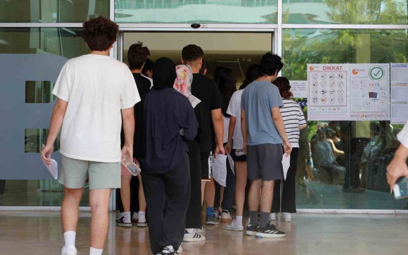 Sınava son saniyede yetişti, binaya velilerin alkışları eşliğinde girdi

