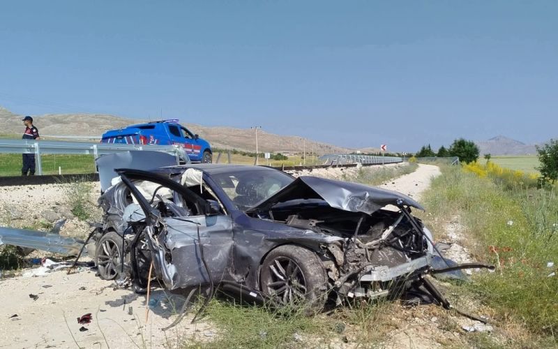 Antalya-Denizli karayolunda kontrolden çıkan otomobil şarampole düştü,3 yaralı
