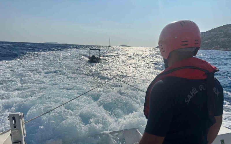 Antalya’da arızalanan teknedeki 2 kişinin imdadına Sahil Güvenlik ekipleri yetişti
