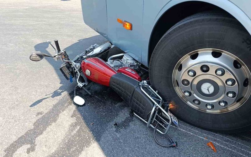 Yolcu otobüsüyle çarpışan motosikletli, lastiğin altında kalmaktan son anda kurtuldu
