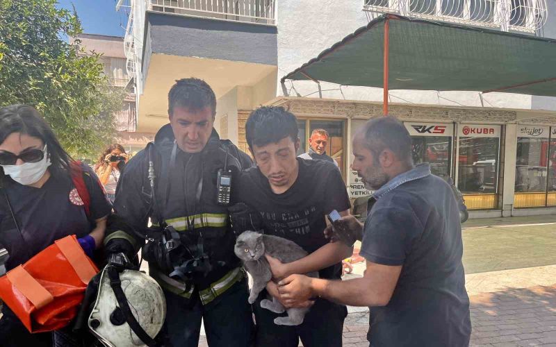 Alevlerin sardığı evde balkona sığındı kedisini elinden bırakmadı
