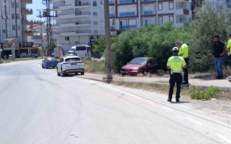 Manavgat’ta direğe çarpan otomobil sürücüsü yaralandı
