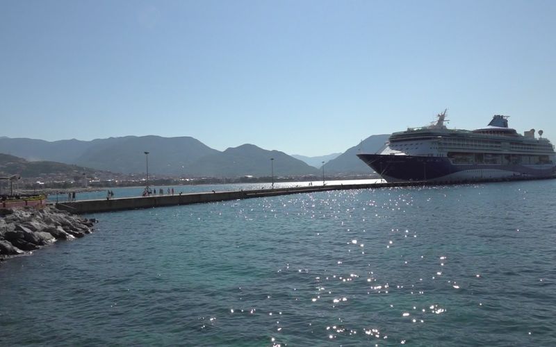 Bin 794 yolcu 740 mürettebatlı dev gemi Alanya’ya iskelesine demirledi
