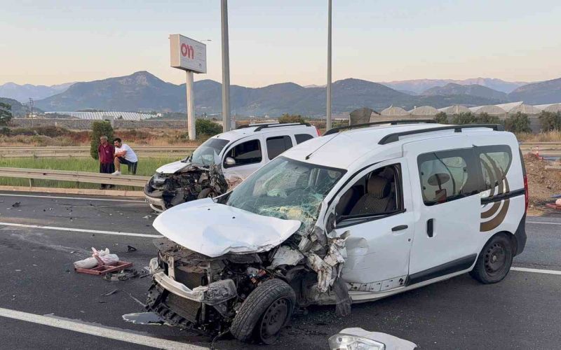 Antalya’da hafif ticari araçlar kafa kafaya çarpıştı: 4 yaralı
