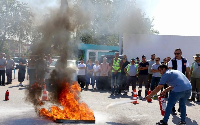 Kepez’de belediye personeline uygulamalı yangın eğitimi
