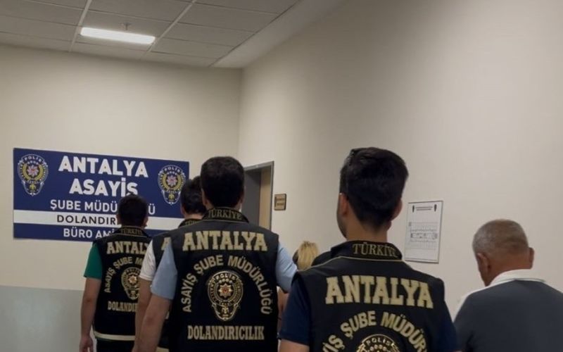 Antalya’da sahte altınla kuyumcuları dolandıran 4 şüpheli yakalandı
