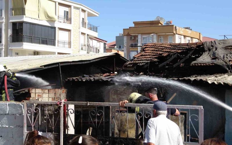 Hurda malzemelerden çıkan yangın 2 gecekonduyu küle döndürdü
