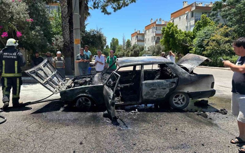 Antalya’da seyir halindeyken alev alan Tofaş otomobil kullanılamaz hale geldi
