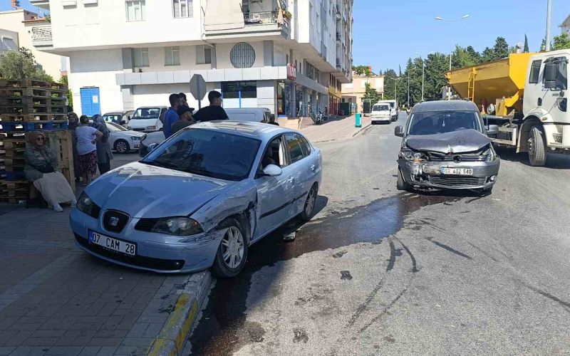 Hafif ticari araç ile otomobil çarpıştı: 1 yaralı
