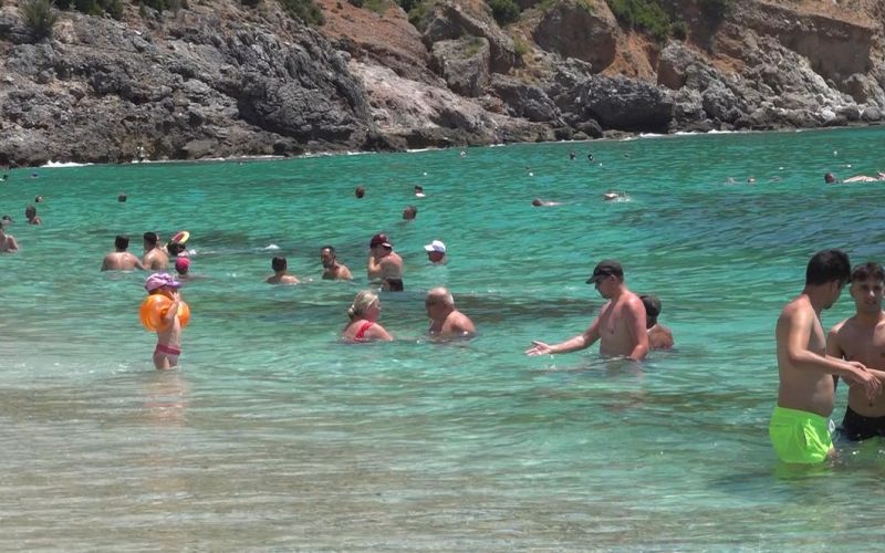Alanya’da aşırı sıcaklar sahilleri doldurdu

