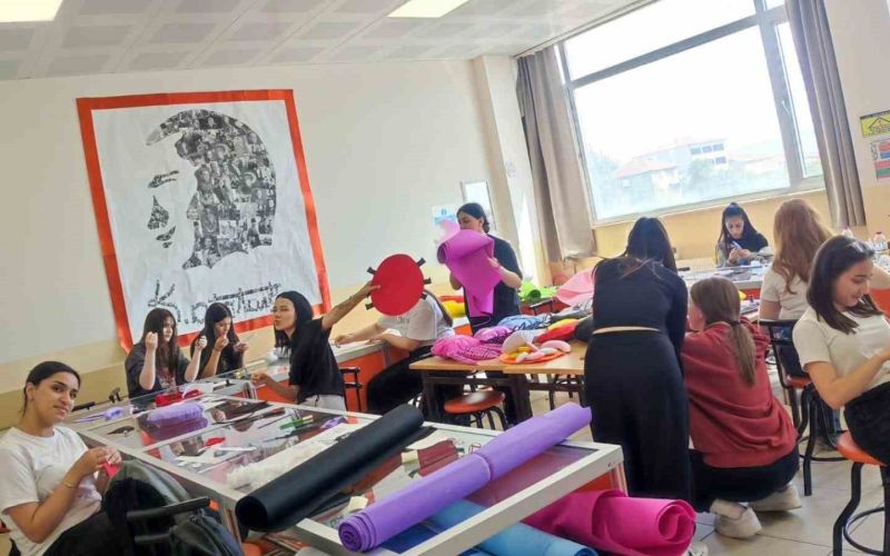 Bir oyuncak bin umut: Akdenizli öğrenciler depremzede çocukların hayallerine dokundu
