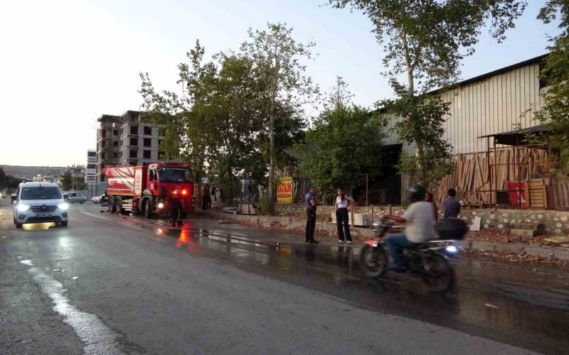 Antalya’da mobilya atölyesindeki yangın büyümeden söndürüldü
