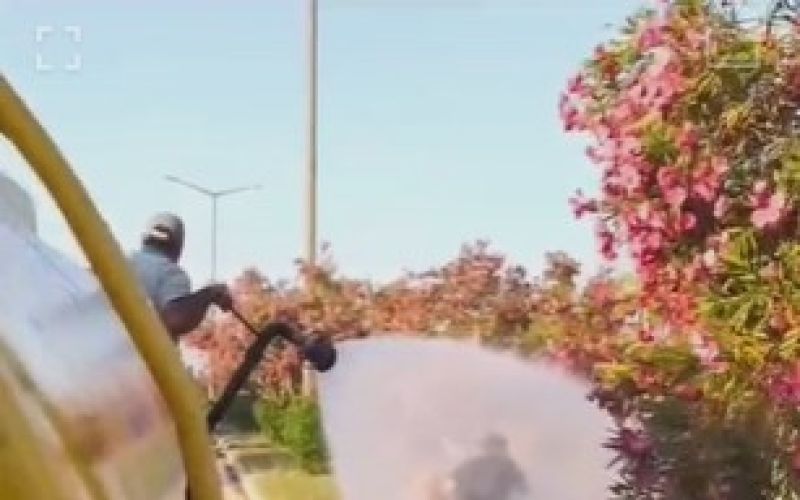 Sıcaktan bunalan çocuklar refüjde sulama yapan su tankeriyle serinledi
