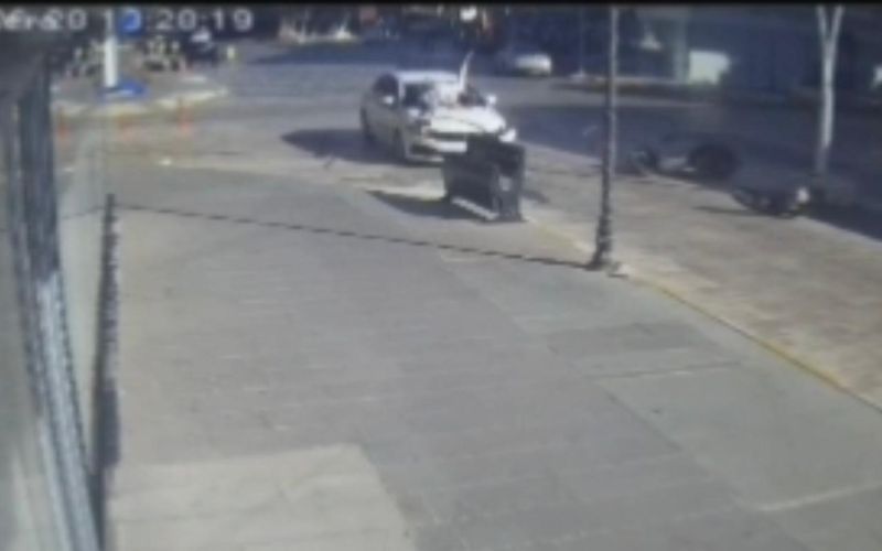 Antalya’da otomobil ile çarpışan motosikletin sürücüsü metrelerce savruldu
