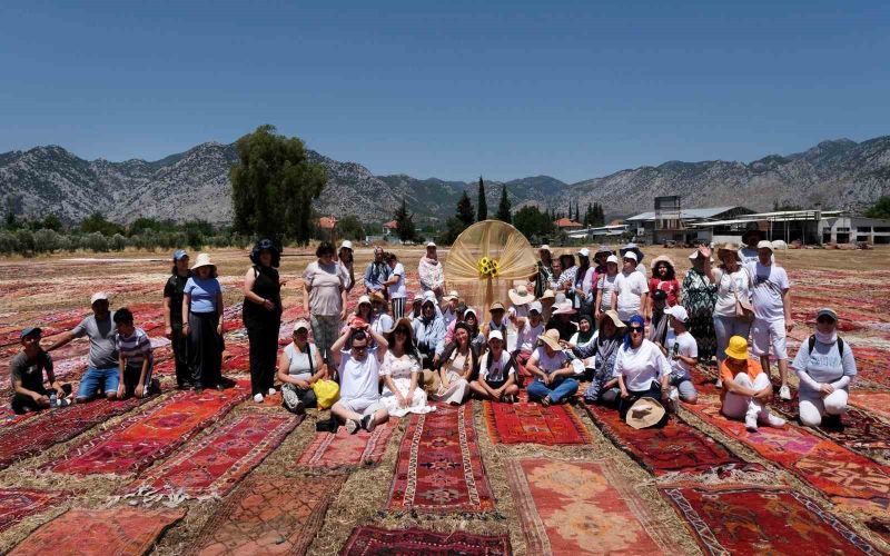 Özel gereksinimli çocuklar, kilim tarlalarını gezdi
