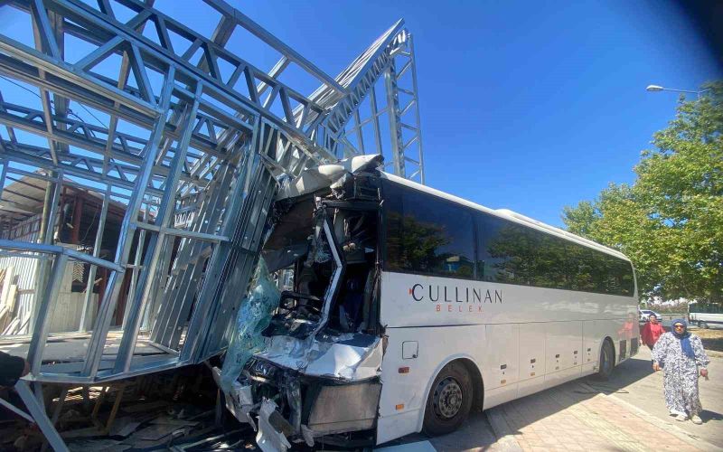 Otel servis otobüsü, midibüs ve kamyonun karıştığı kazada 21 kişi yaralandı
