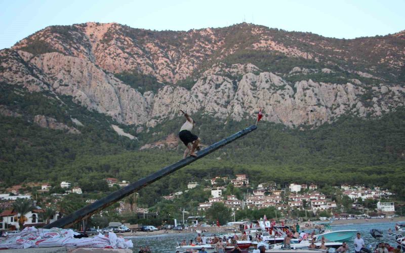 10 bin lira ödül için yağlı direğe tırmanan yarışmacılar hastanelik oldu

