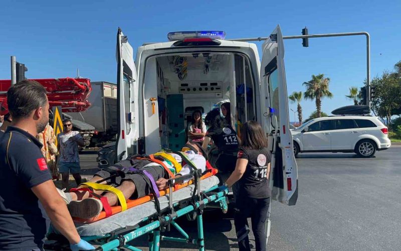 İki otomobil çarpıştı, sıkışan sürücüyü itfaiye ekipleri kurtardı

