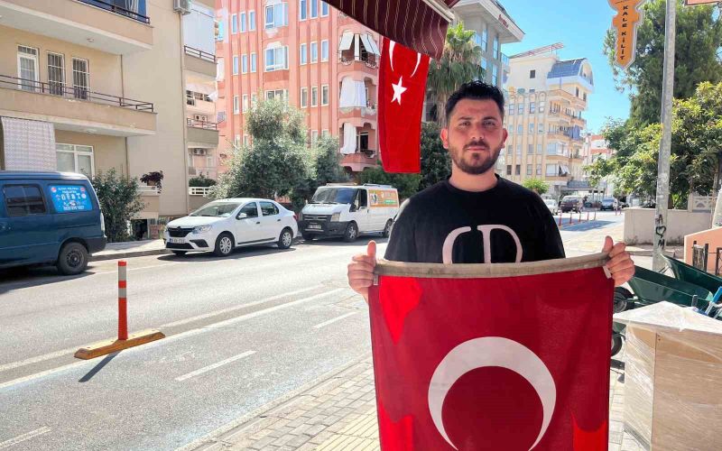 Polonya uyruklu şahıs Türk bayrağını alıp götürdü, polis bulup sahibine teslim etti
