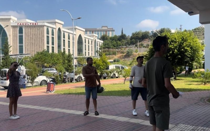Sınavı dakikalarla kaçırdılar, tabelayı göremedikleri söylenince içeri alındılar
