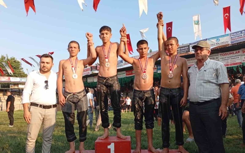 Manavgatlı minik güreşçiler çifte madalyayla döndü
