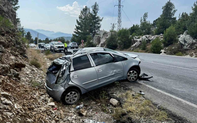 Akseki’de otomobil yoldan çıkıp kayalık alana çarptı: 5 yaralı
