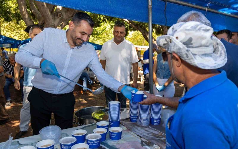 Manavgat’ta vatandaşlara aşure ikram edildi
